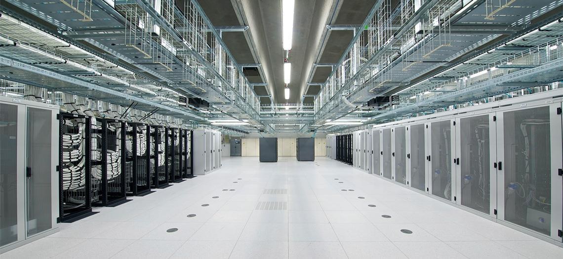 Ruang data center dengan infrastruktur mission critical